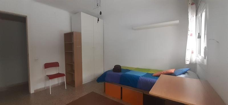 Habitació amoblada, lluminosa, amb roba de llit, matalàs de 90cm.