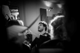 Óliver Dirigiendo coro.